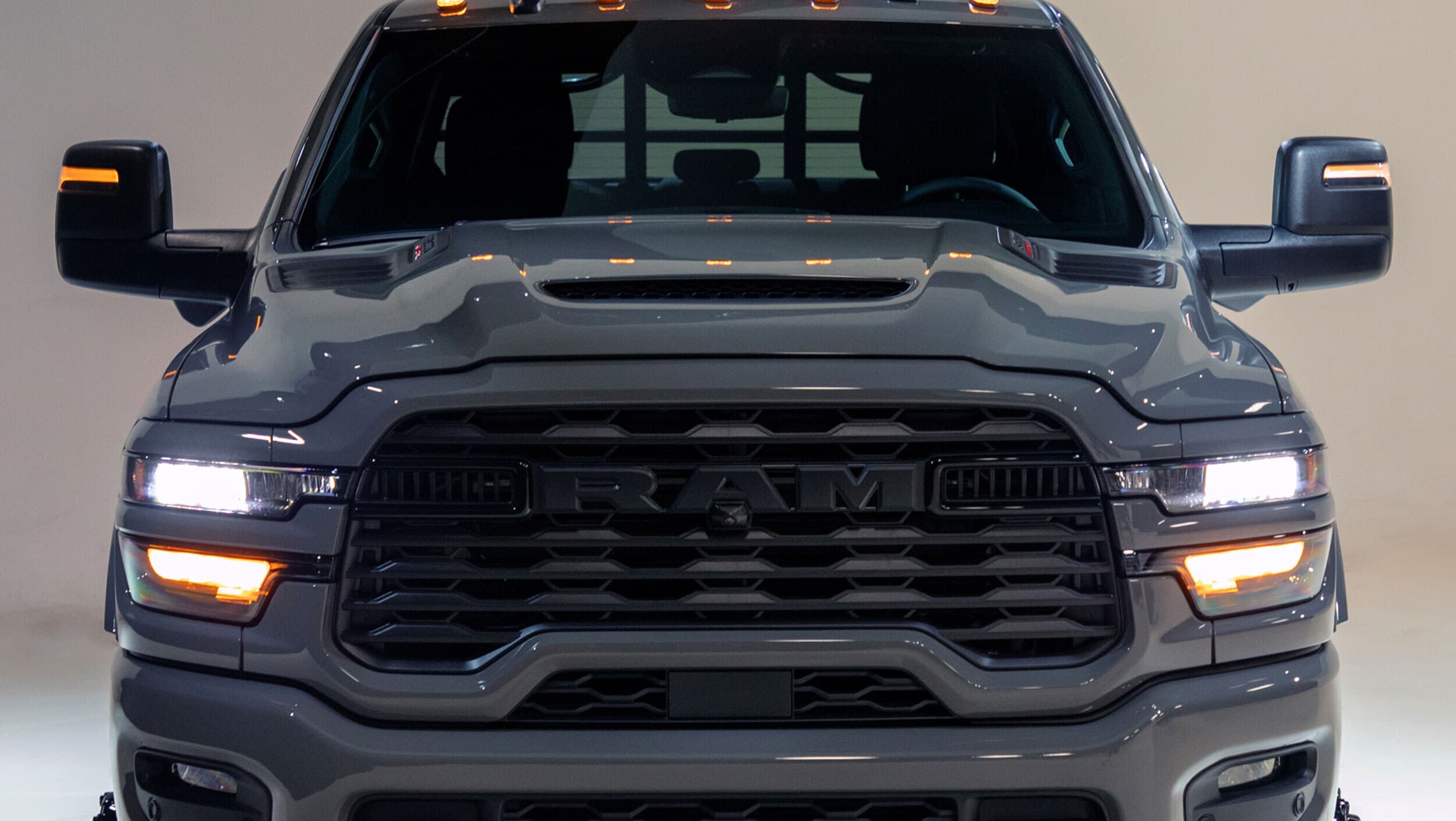 Ram Chassis Cab Night Edition: 상용 섀시캡까지 번진 블랙 패키지의 의미