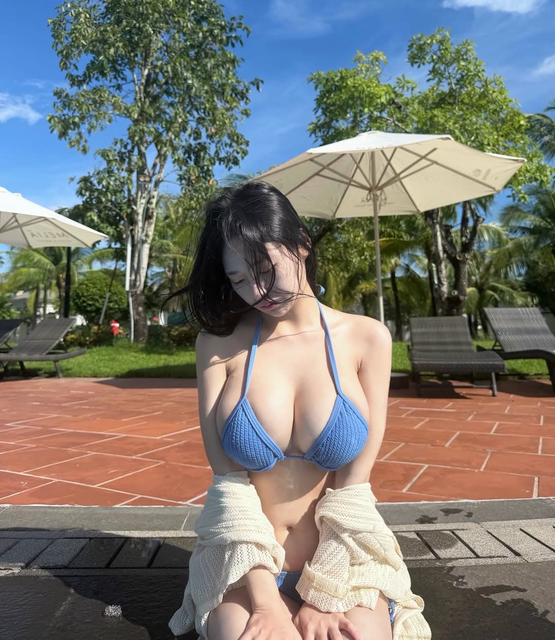 김영주 수영복 스타일 분석, 블랙과 스카이 블루가 만든 리조트 패션의 정석