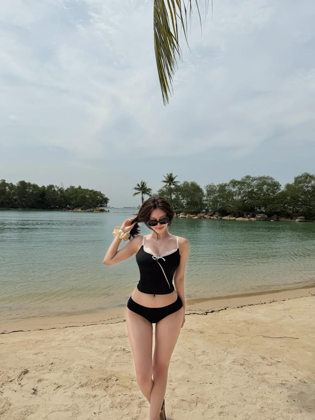 “이 수영복 어디 거지?” 인플루언서 이영나, 블랙 레이스 수영복으로 완성한 휴양지 스타일