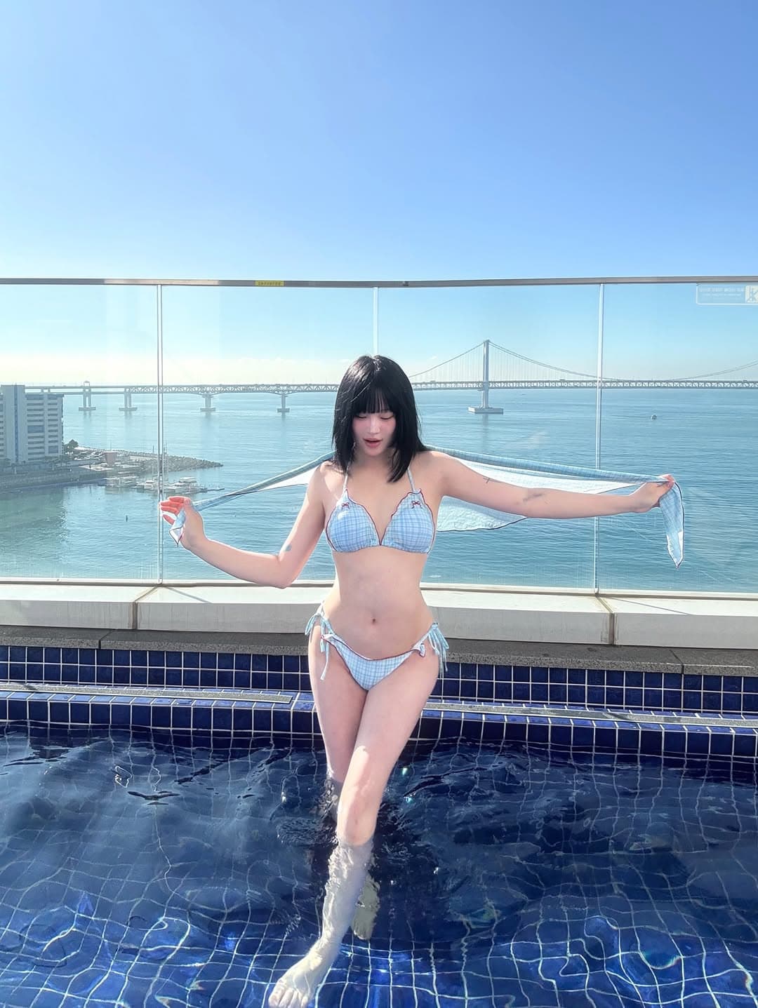 “이 색감 뭐지”… 인플루언서 유정, 체크 비키니로 완성한 청량한 여름 스타일