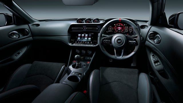 닛산 Z 니스모, 드디어 수동변속기 추가…실내 기어박스 첫 공개