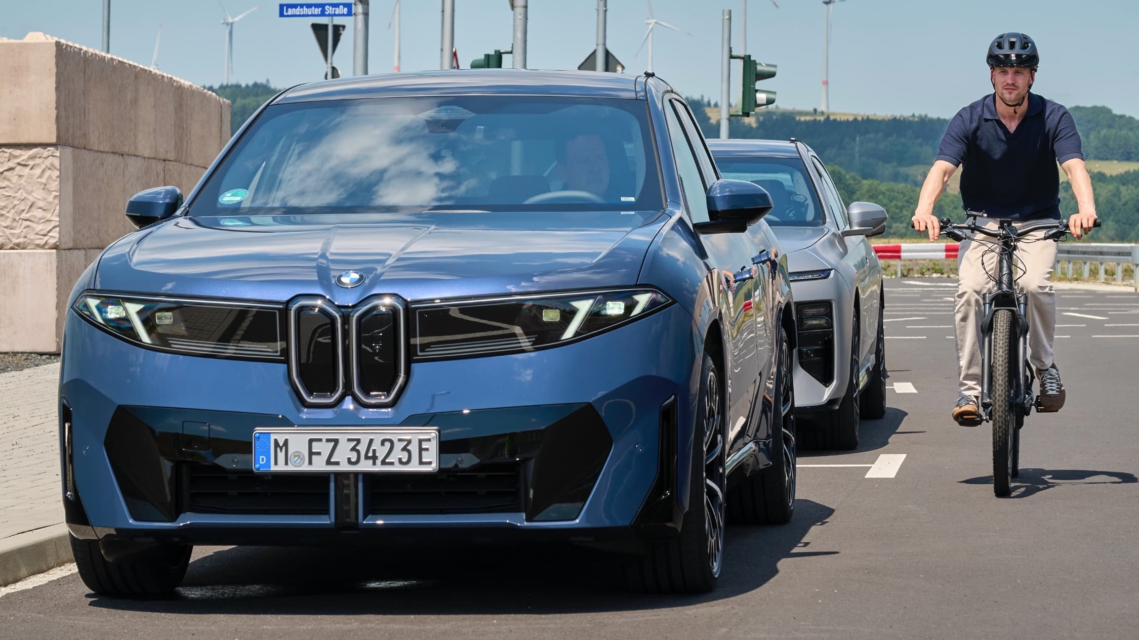BMW iX3 안전 기술 정리: 문 열림 지연부터 Symbiotic Drive까지