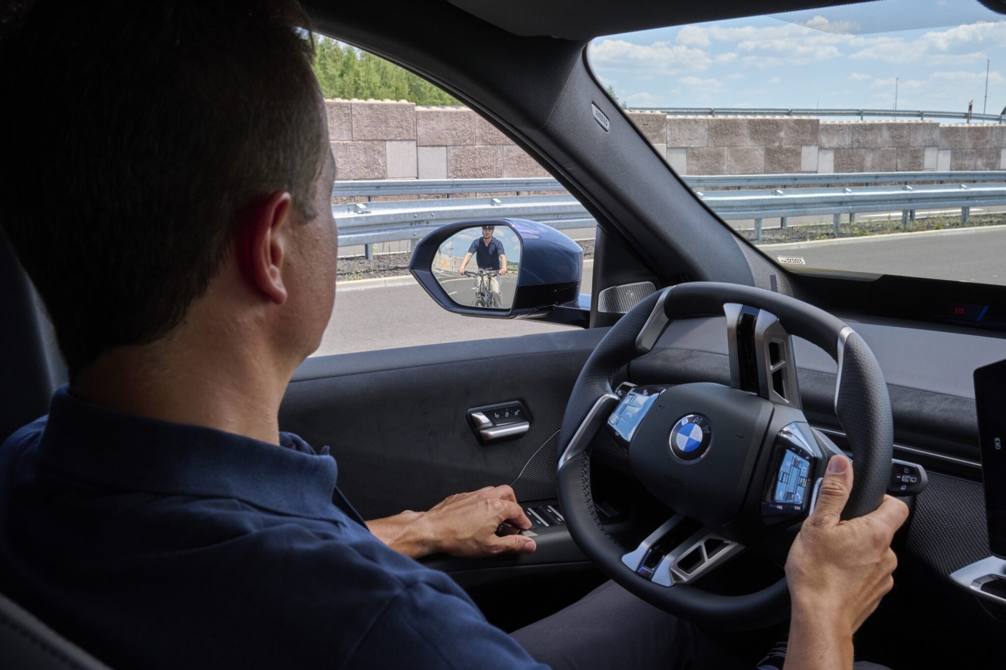 BMW iX3 안전 기술 정리: 문 열림 지연부터 Symbiotic Drive까지