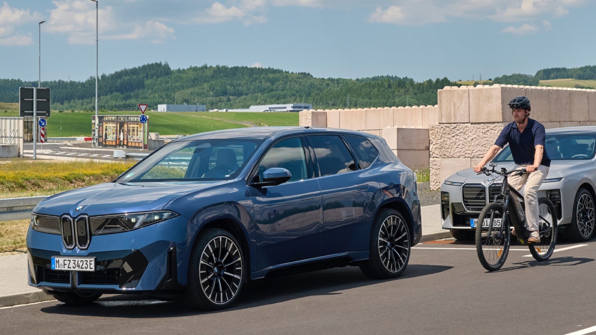 BMW iX3 안전 기술 정리: 문 열림 지연부터 Symbiotic Drive까지