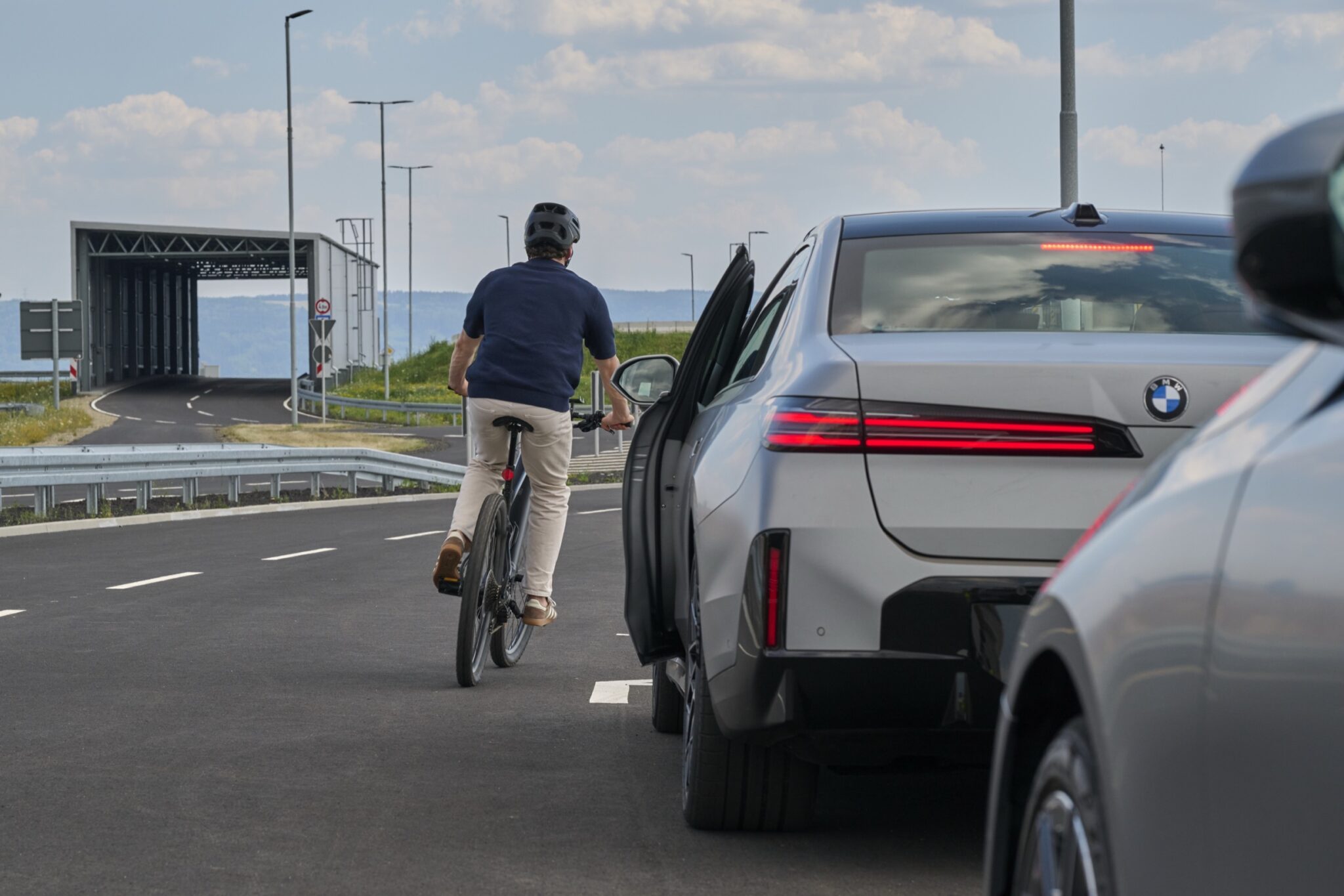 BMW iX3 안전 기술 정리: 문 열림 지연부터 Symbiotic Drive까지