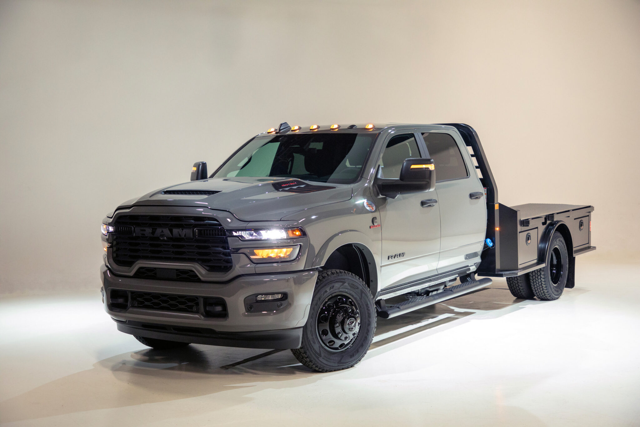 Ram Chassis Cab Night Edition: 상용 섀시캡까지 번진 블랙 패키지의 의미