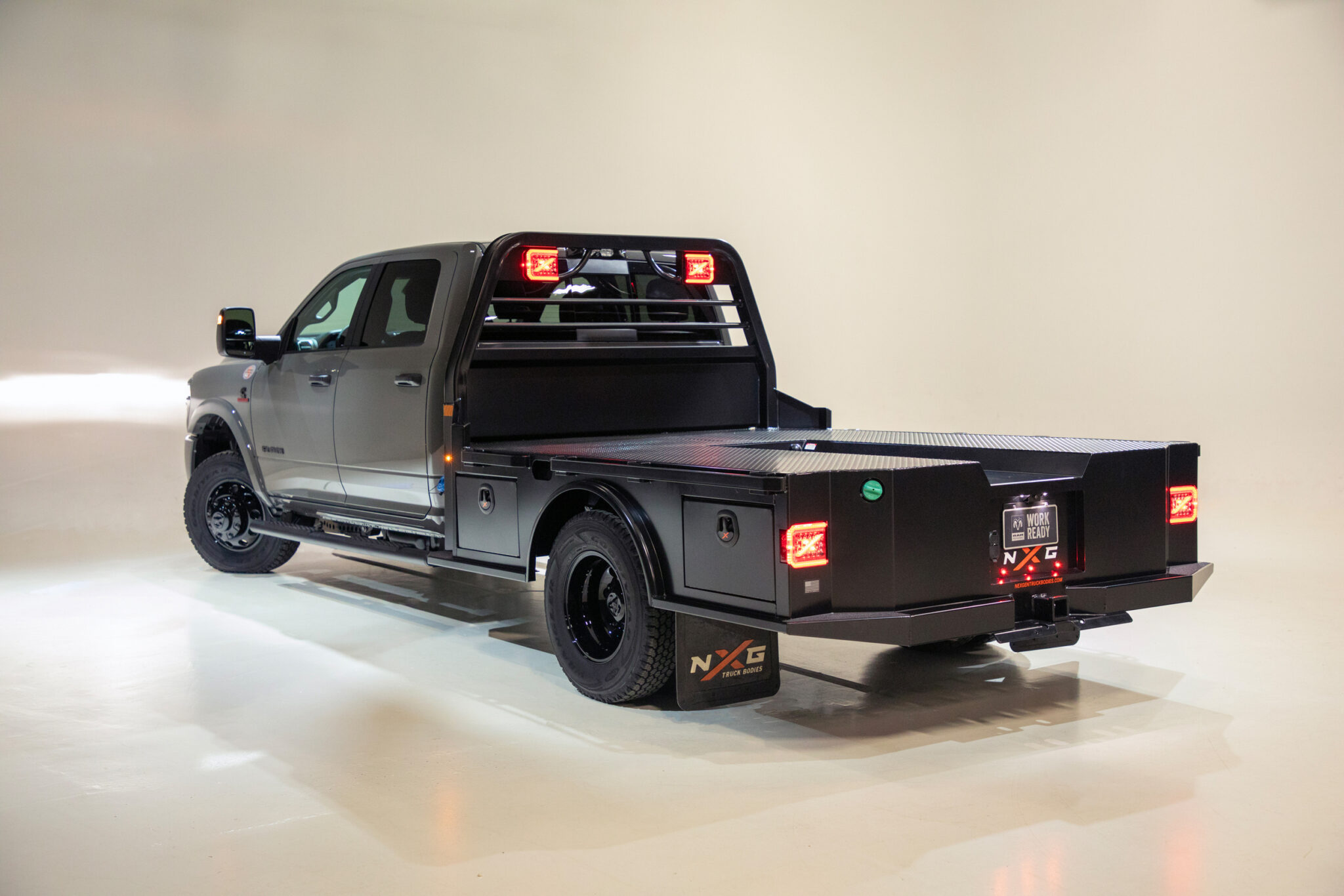 Ram Chassis Cab Night Edition: 상용 섀시캡까지 번진 블랙 패키지의 의미