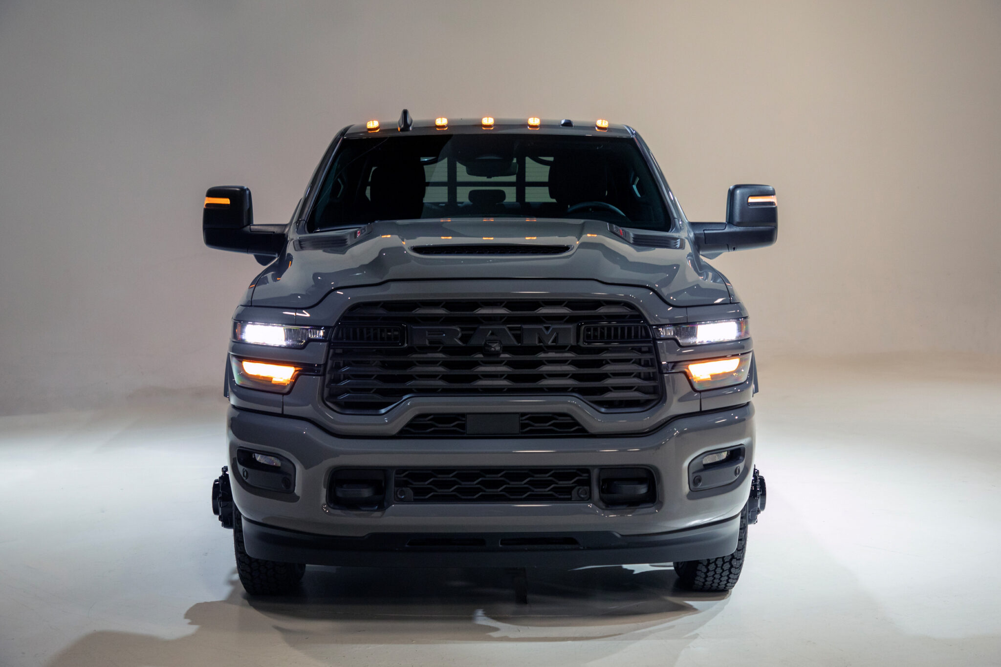 Ram Chassis Cab Night Edition: 상용 섀시캡까지 번진 블랙 패키지의 의미