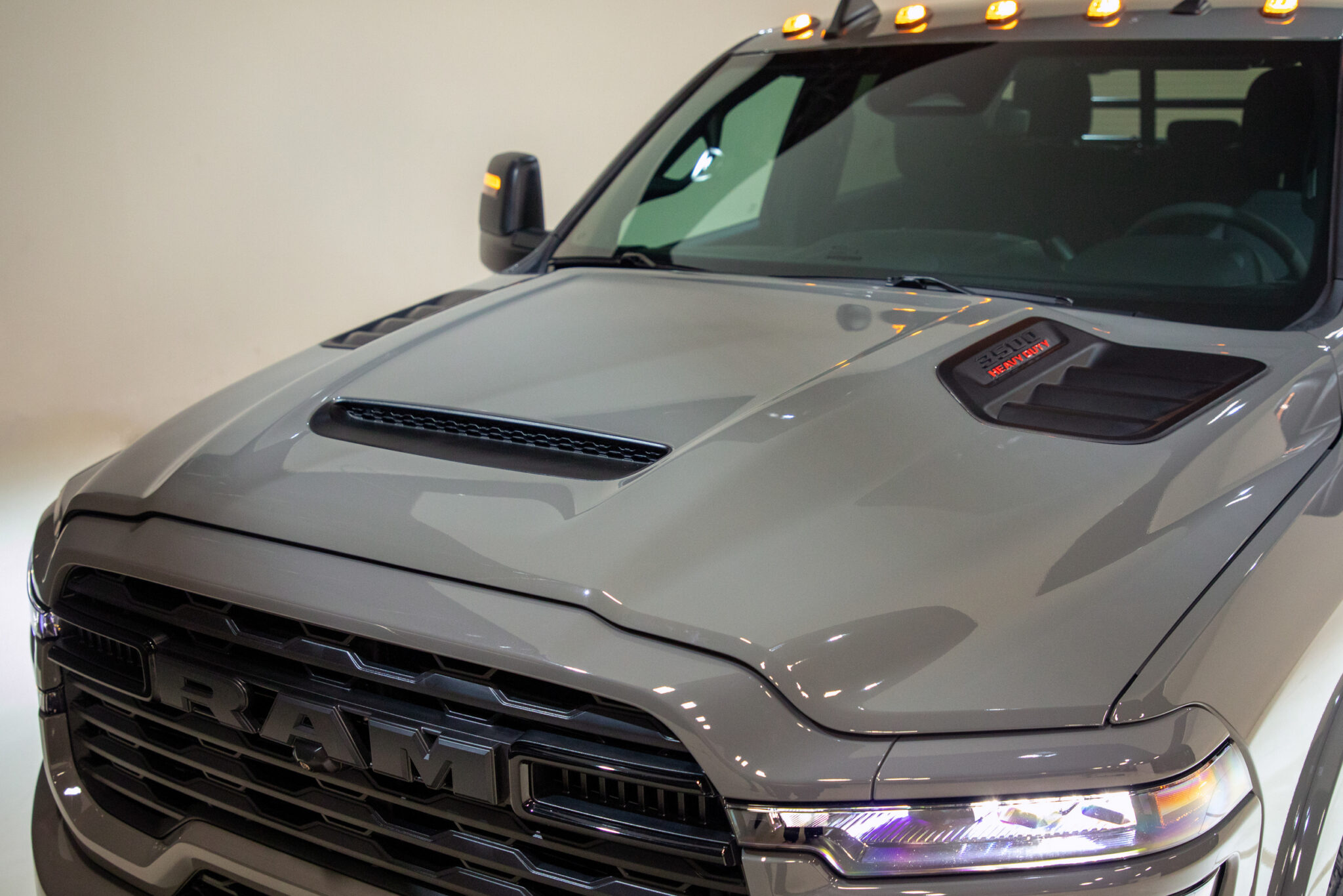 Ram Chassis Cab Night Edition: 상용 섀시캡까지 번진 블랙 패키지의 의미