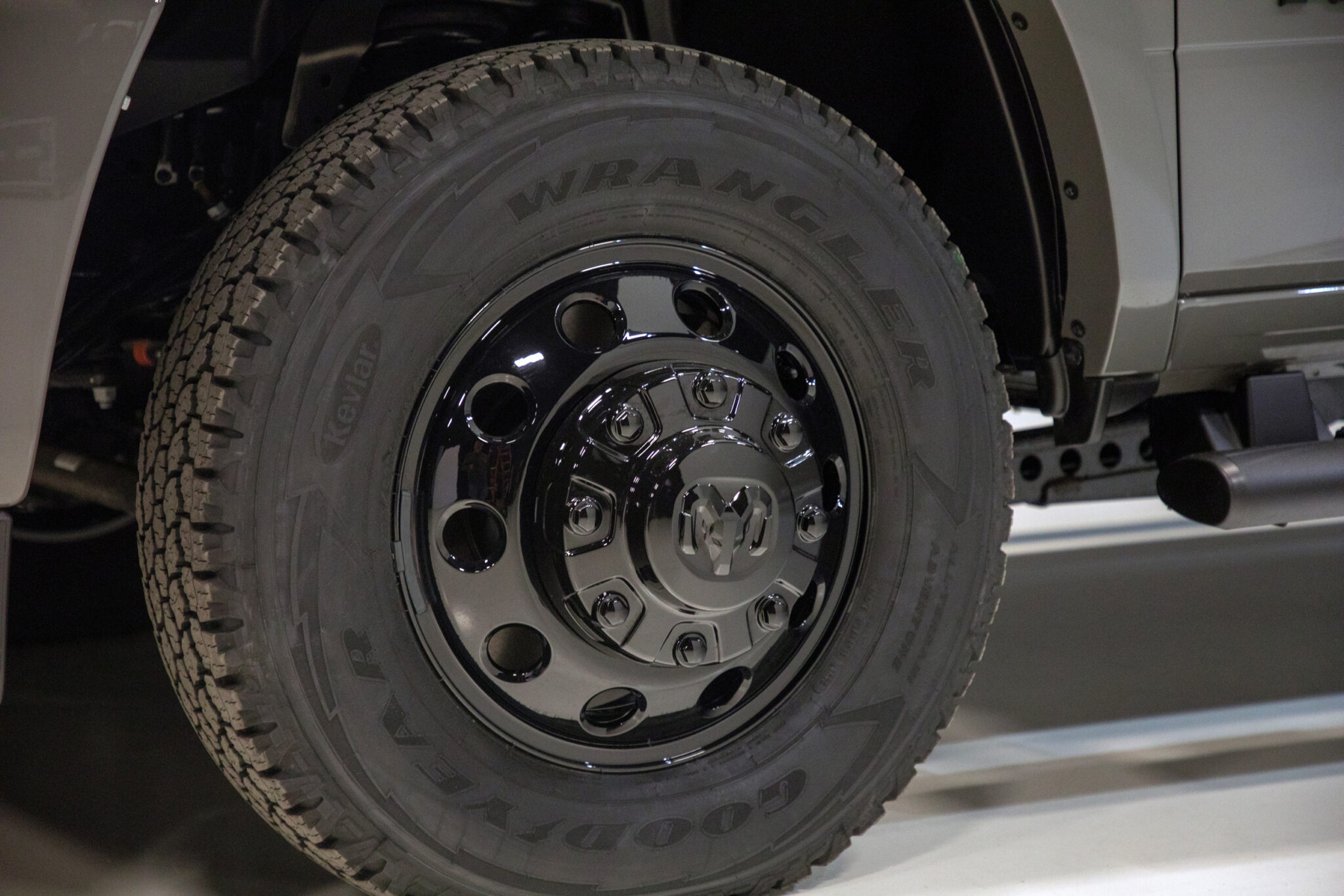 Ram Chassis Cab Night Edition: 상용 섀시캡까지 번진 블랙 패키지의 의미