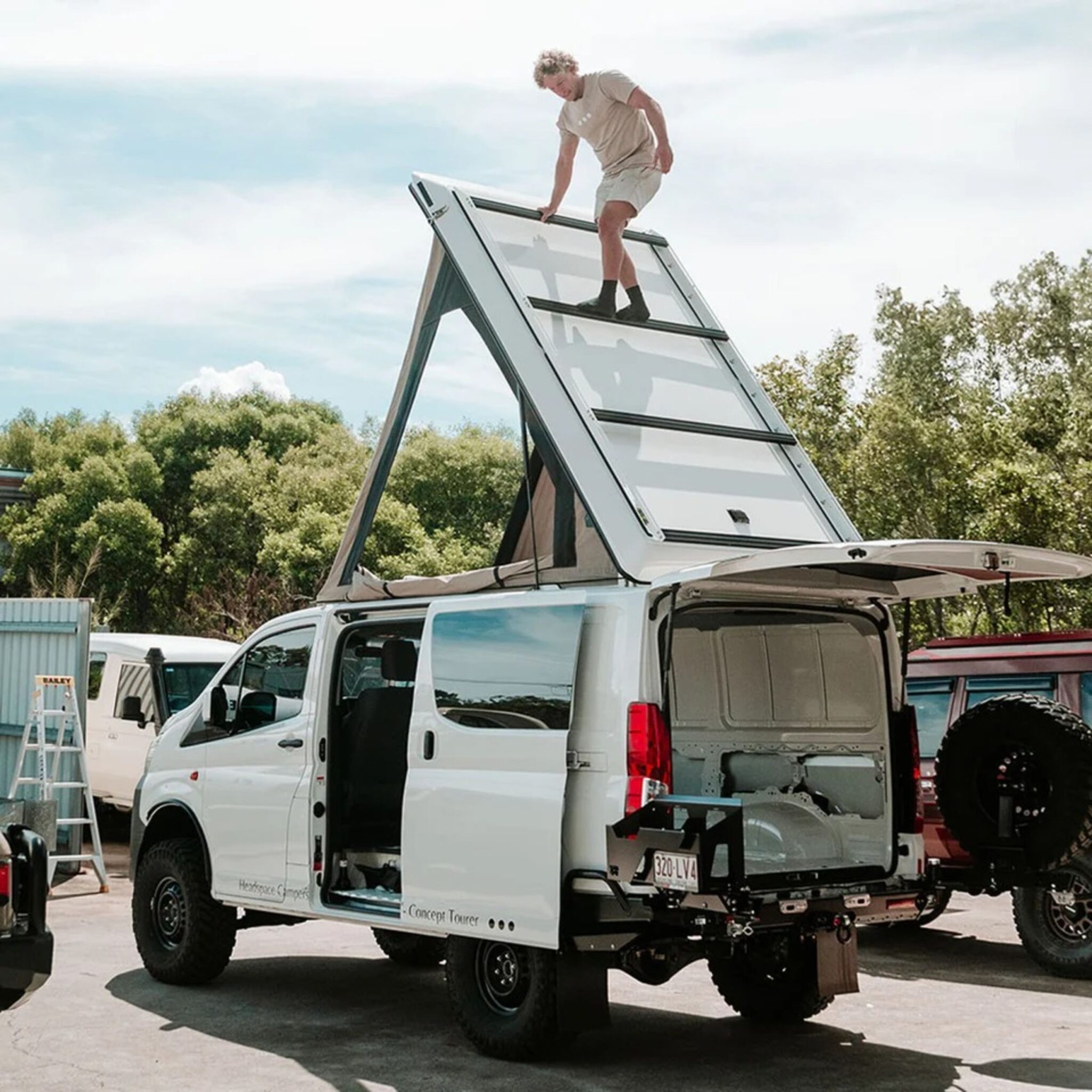 Toyota HiAce 4x4 Camper: Land Cruiser보다 높은 캠핑 밴의 현실성