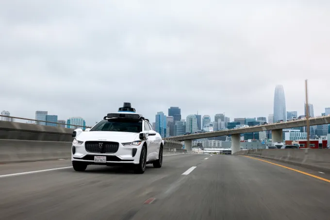 로보택시의 숨은 인건비: Waymo·Zoox 시험 운전자 부상 보도가 던진 질문