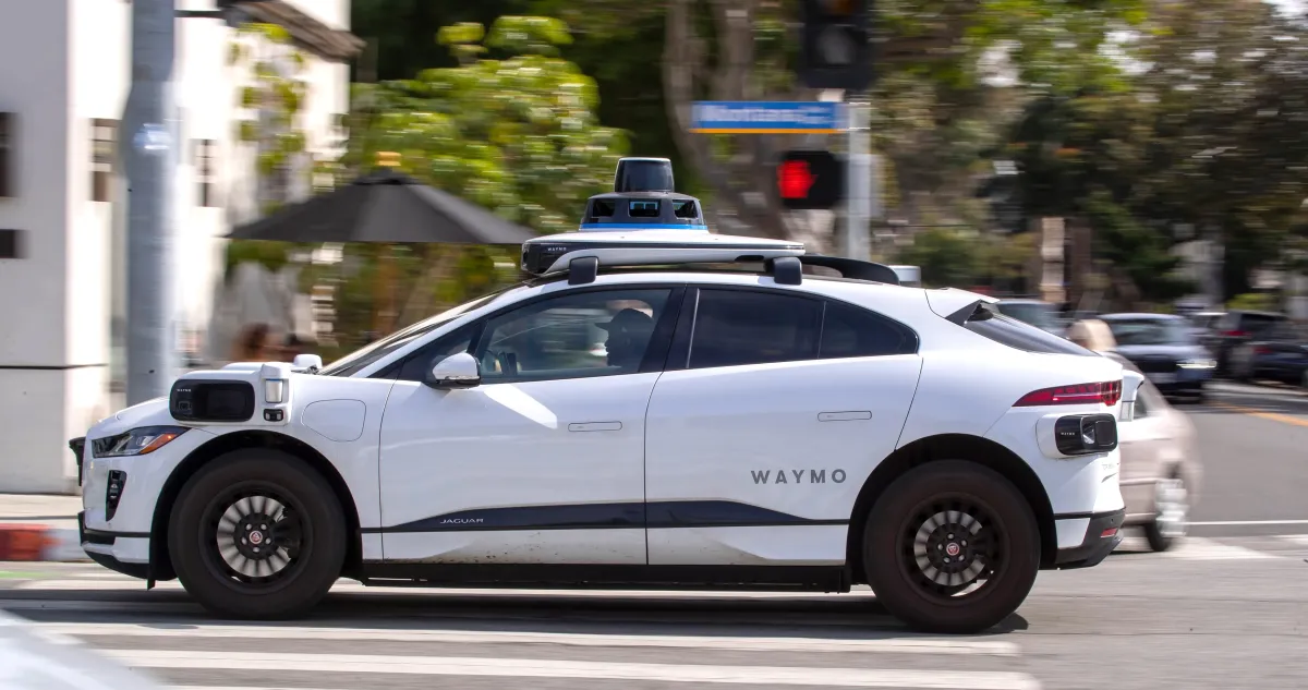 로보택시의 숨은 인건비: Waymo·Zoox 시험 운전자 부상 보도가 던진 질문