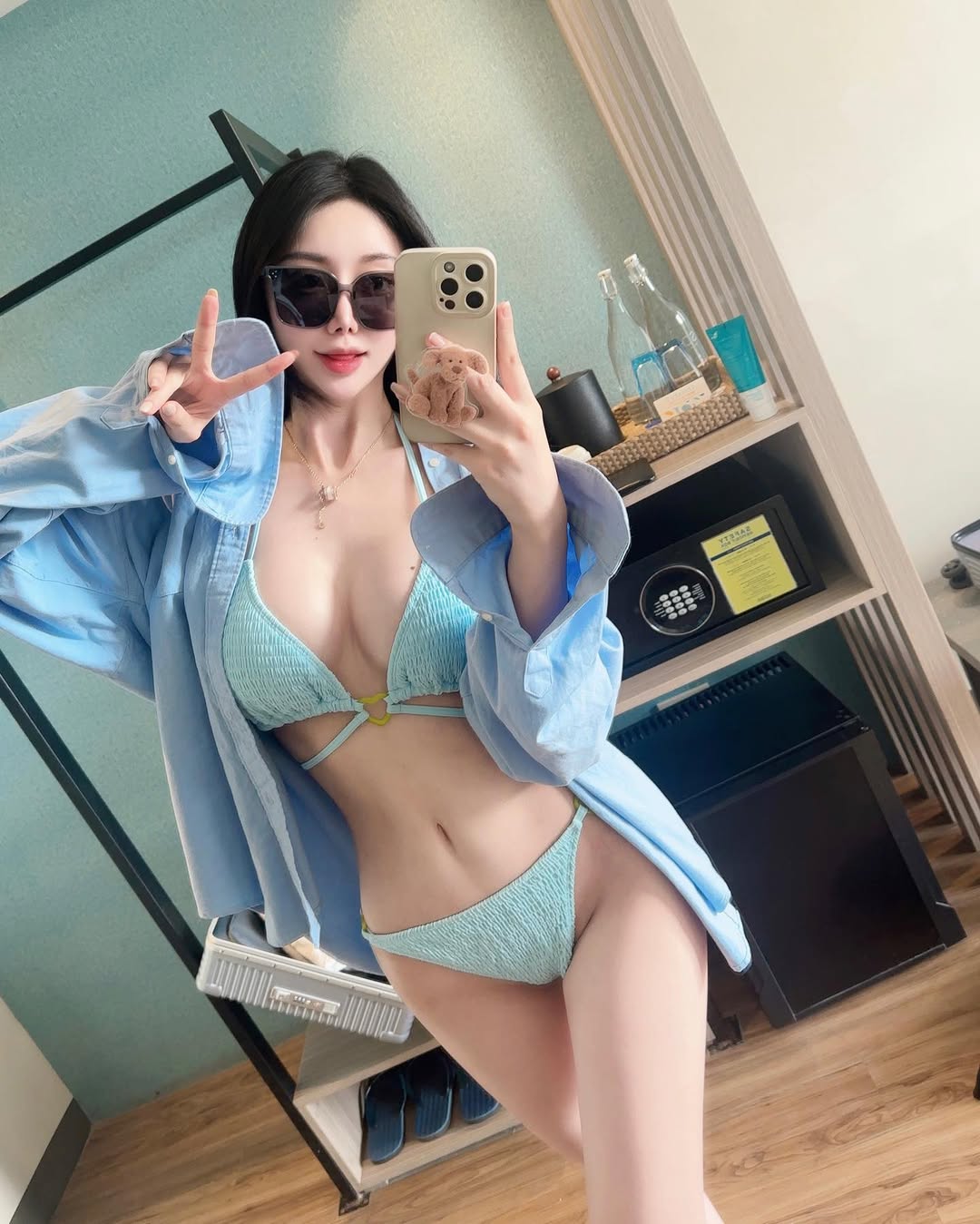 리조트 선베드와 파라솔 배경 속 블랙 화이트 비키니 스타일 컷