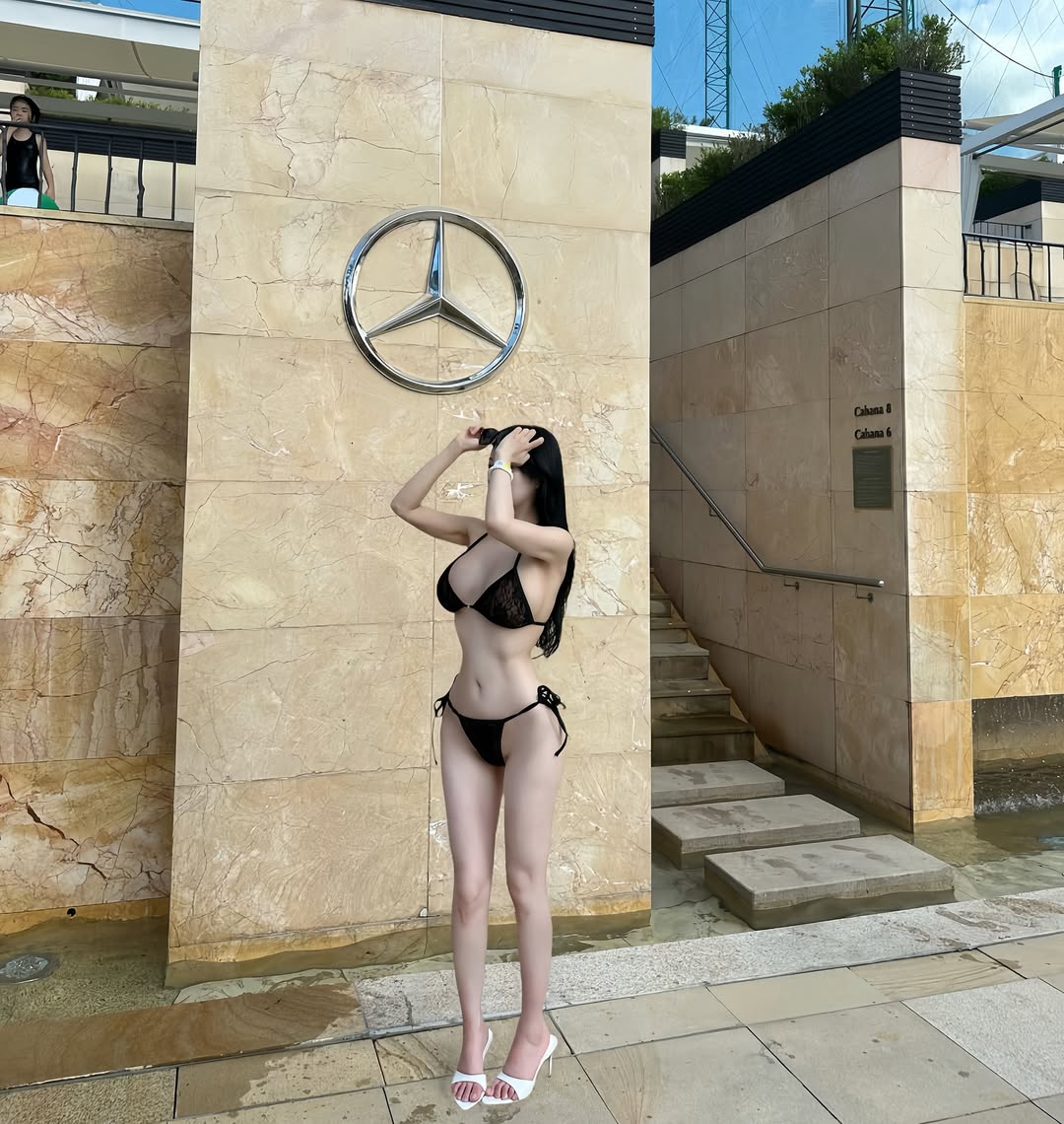 아이보리 니트 커버업과 섹시 블루 비키니를 함께 연출한 김영주 수영복 스타일