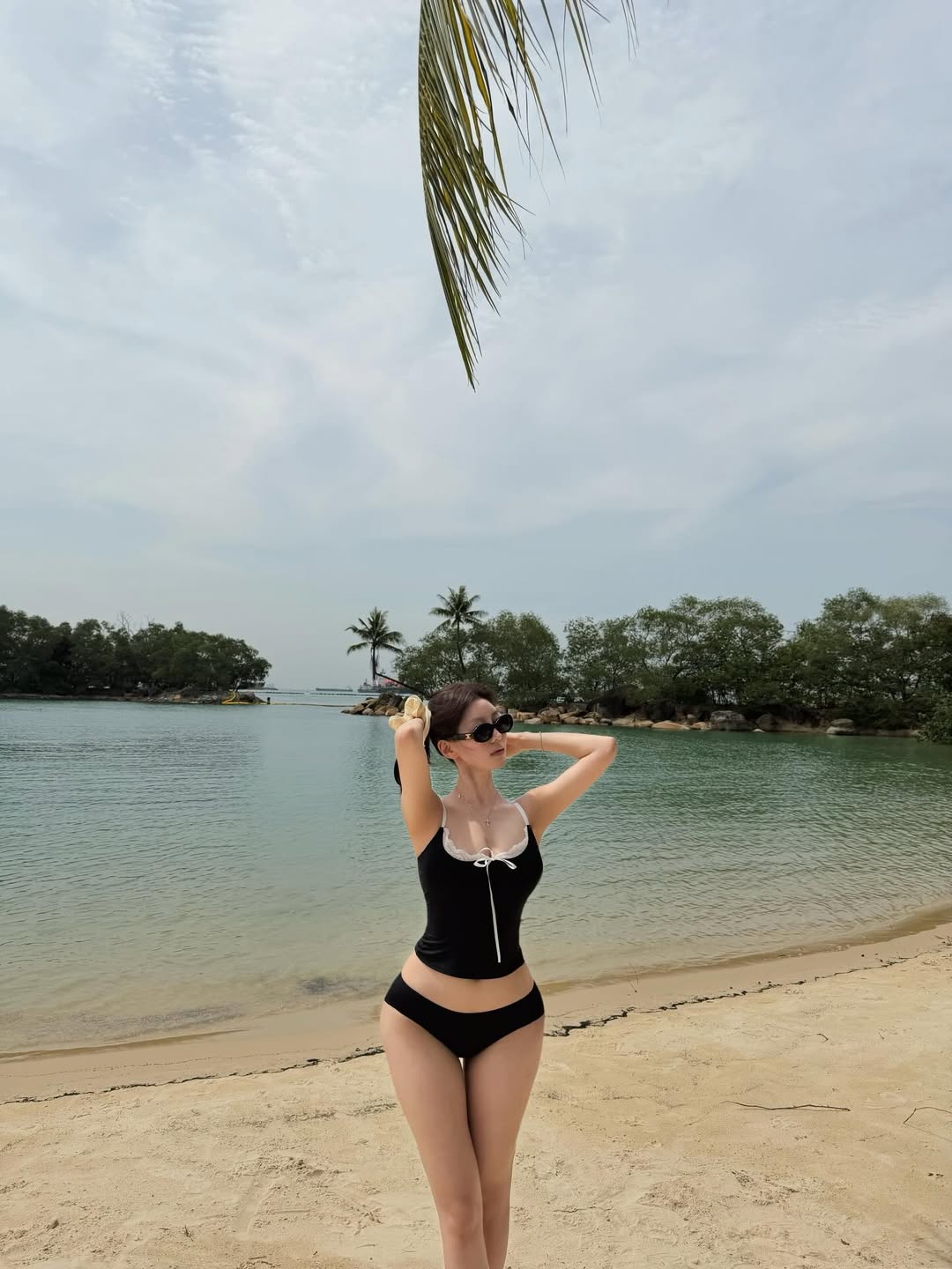 풀사이드 라운지 체어에서 연출된 리조트 스타일 컷