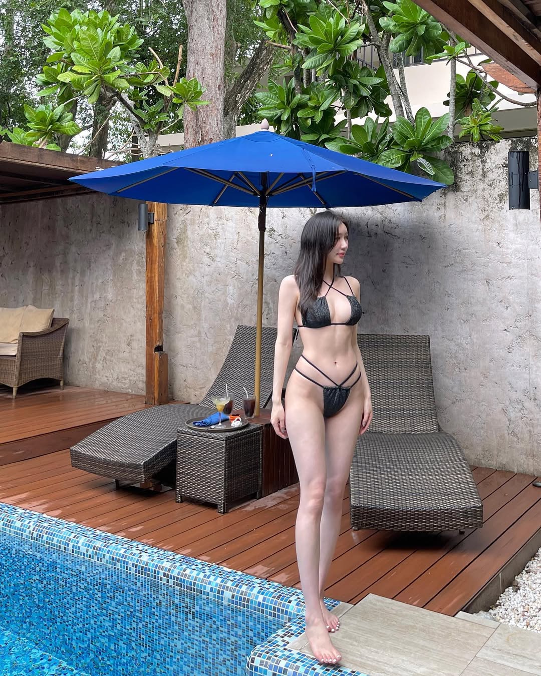 루프탑 풀 사이드에서 블랙 스트랩 비키니를 착용한 yuri_luffy 스타일