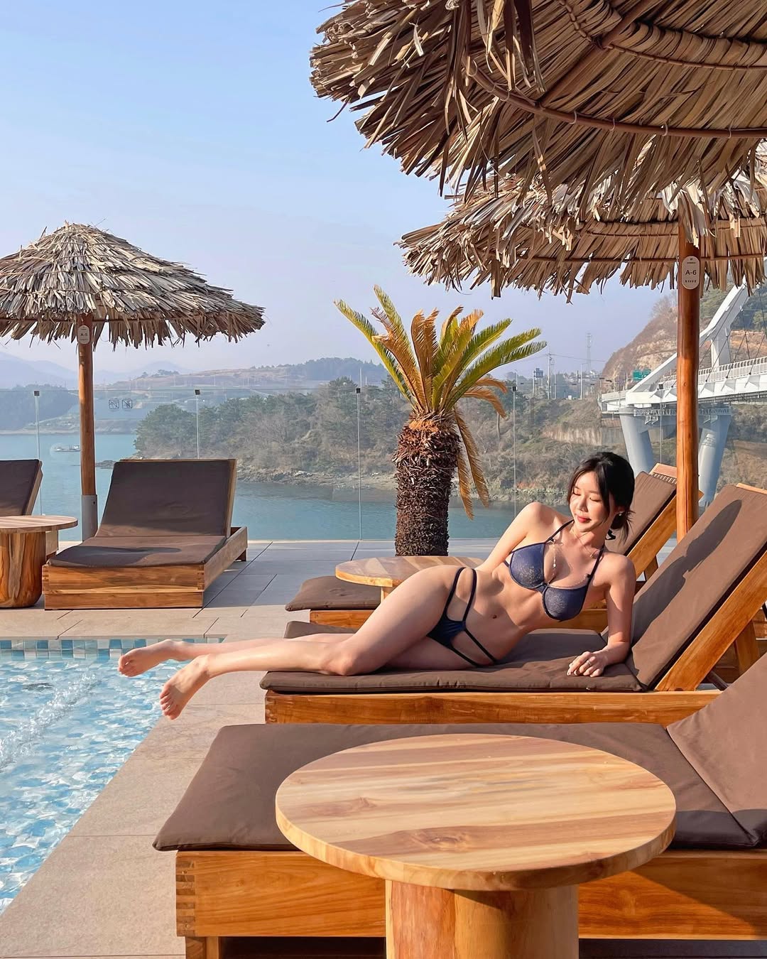 풀 사이드에서 자연스럽게 포즈를 취한 스타일 컷