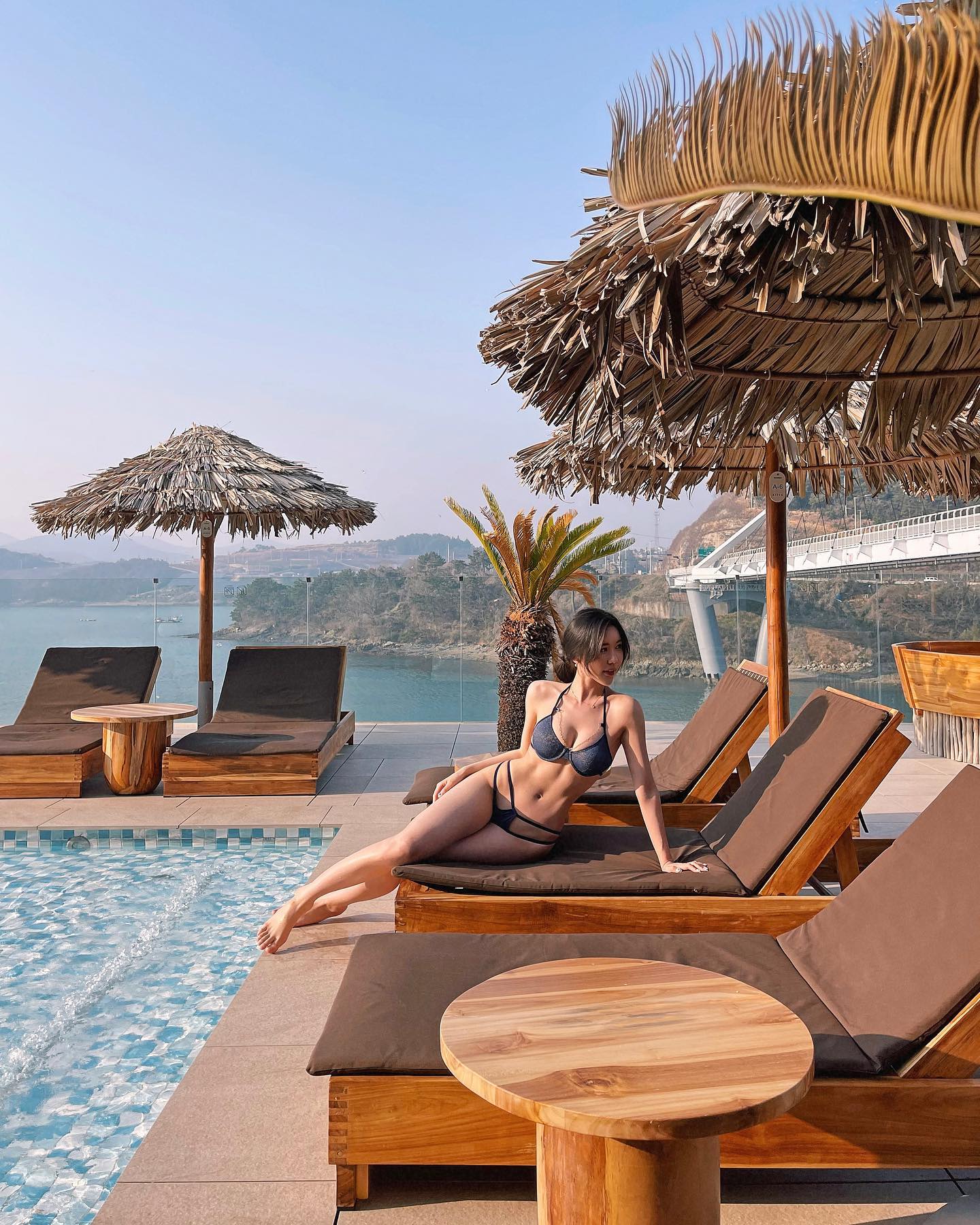 풀 사이드에서 자연스럽게 포즈를 취한 스타일 컷