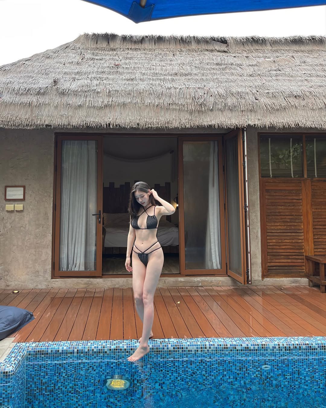 블랙 스트랩 비키니 디테일이 강조된 스타일 컷