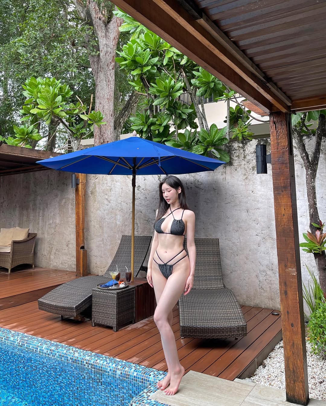 풀 사이드에서 자연스럽게 걸어오는 연출 컷