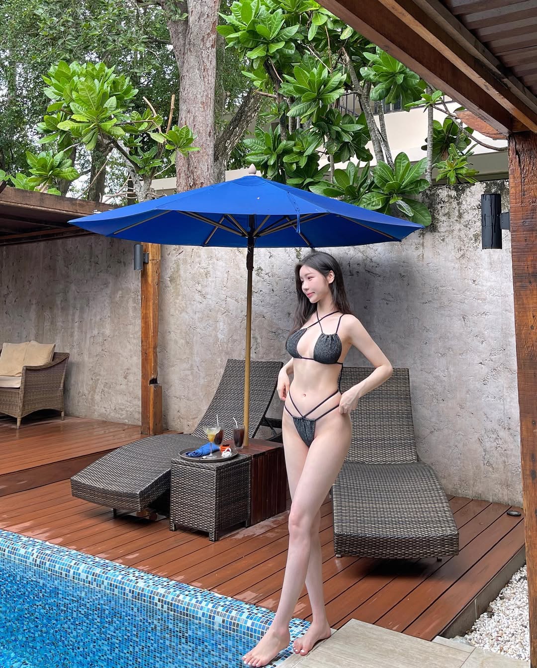 리조트 정원 산책로에서 연출된 휴양지 패션 컷