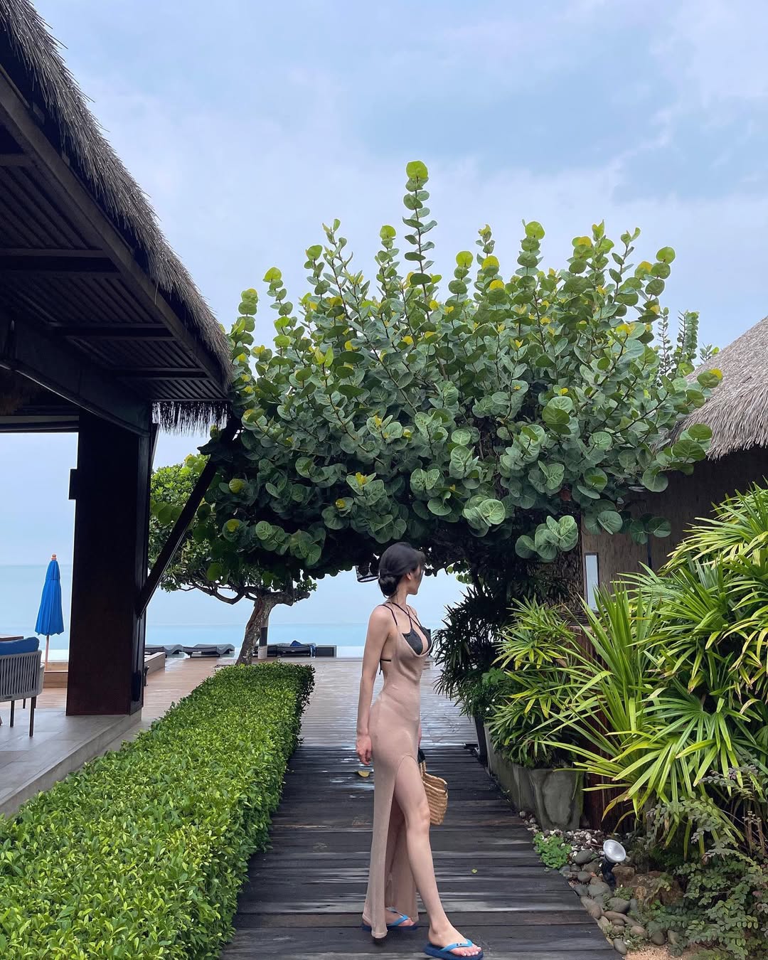 리조트 숙소 앞에서 촬영된 풀 사이드 스타일 컷